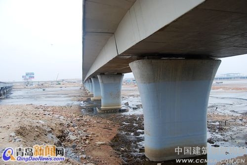 跨海大橋的建成將使青島老港、油港、前灣港連為一個(gè)整體